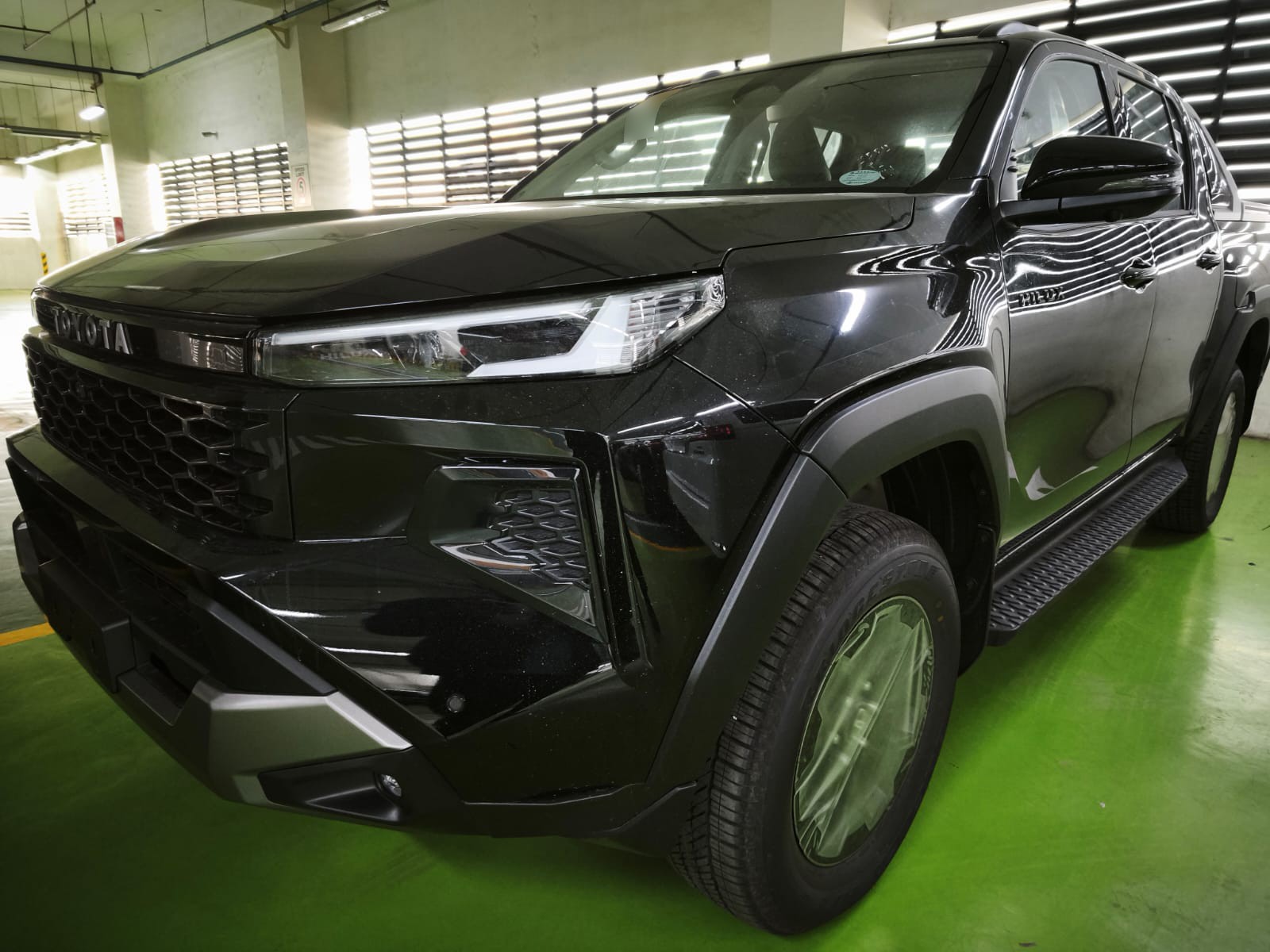 2026 TOYOTA HILUX DOUBLE CAB CONQUEST 2.8 4WD AT Black