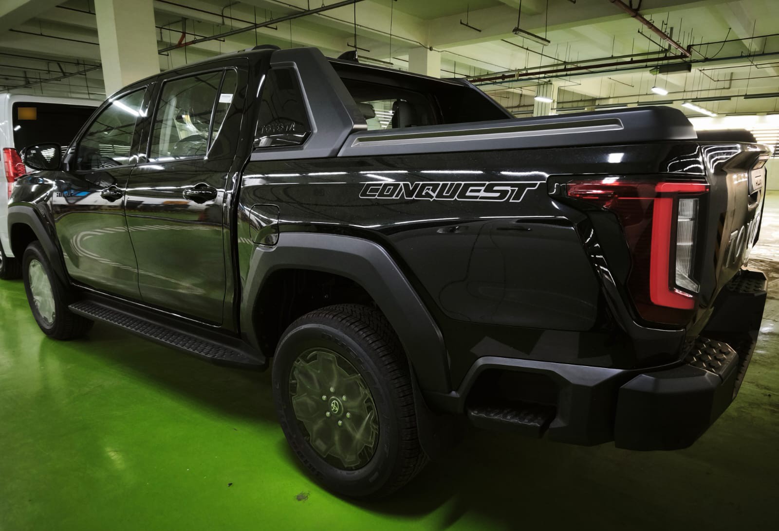 2026 TOYOTA HILUX DOUBLE CAB CONQUEST 2.8 4WD AT Black image 3
