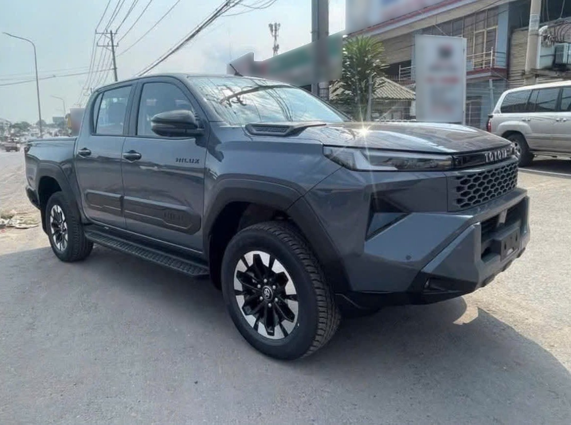 2027 TOYOTA HILUX DOUBLE CAB TRAILHUNTER 2.8 4WD AT Gray