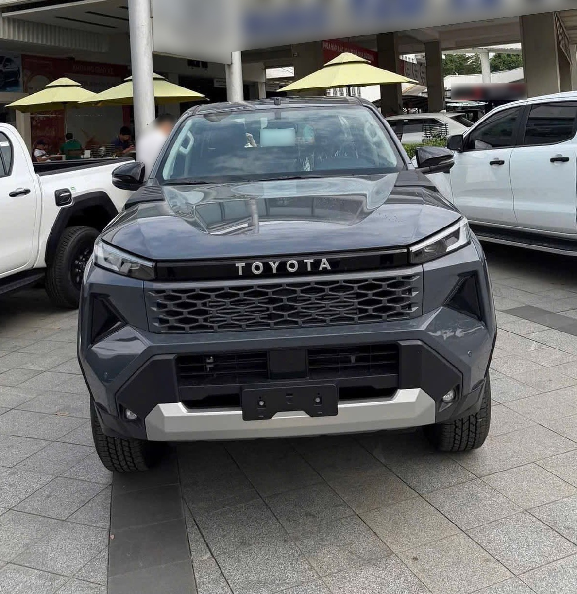 2027 TOYOTA HILUX DOUBLE CAB TRAILHUNTER 2.8 4WD AT Gray image 2