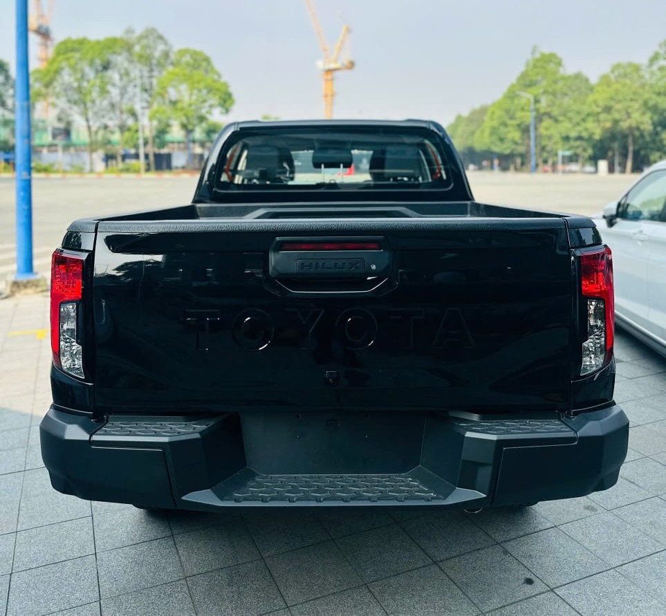 2027 TOYOTA HILUX DOUBLE CAB STANDARD 2.8 2WD MT Black image 3