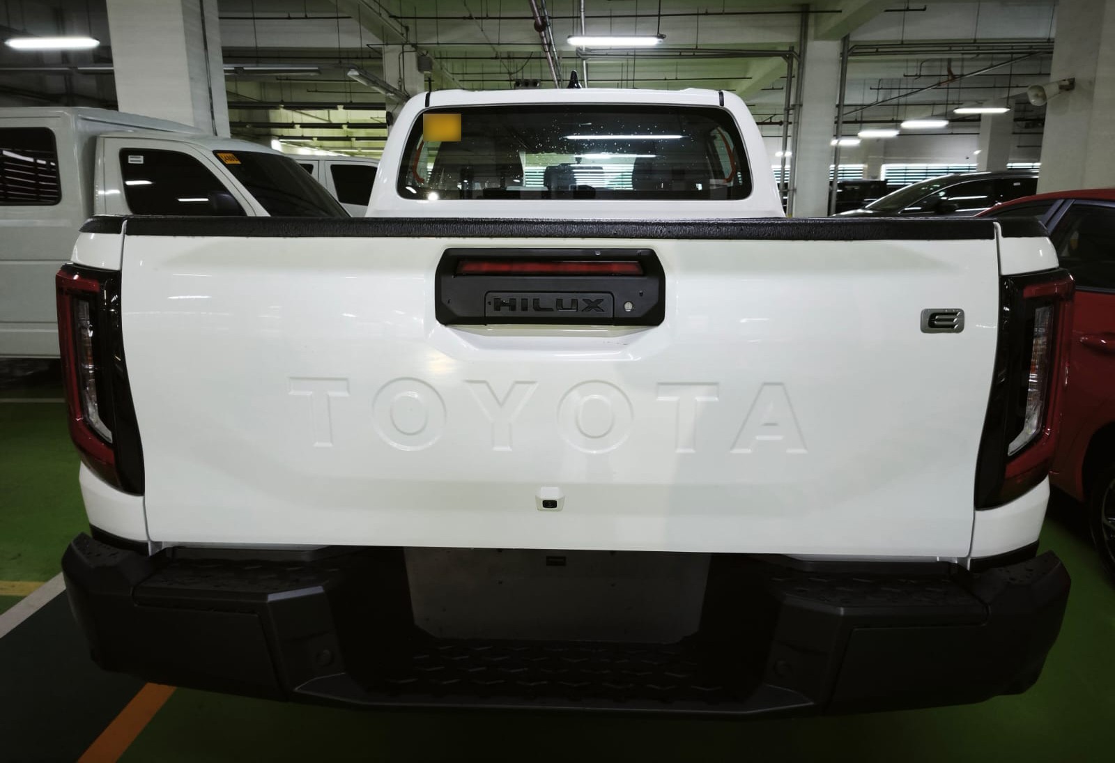 2026 TOYOTA HILUX DOUBLE CAB E 2.8 4WD MT White image 5