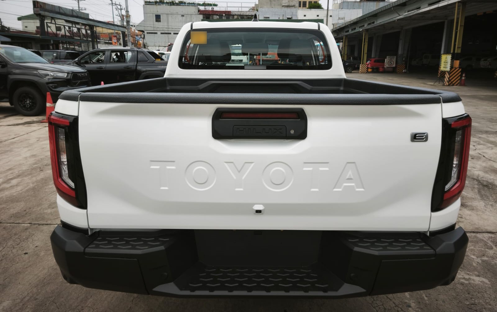 2026 TOYOTA HILUX DOUBLE CAB E 2.8 4WD MT White image 4