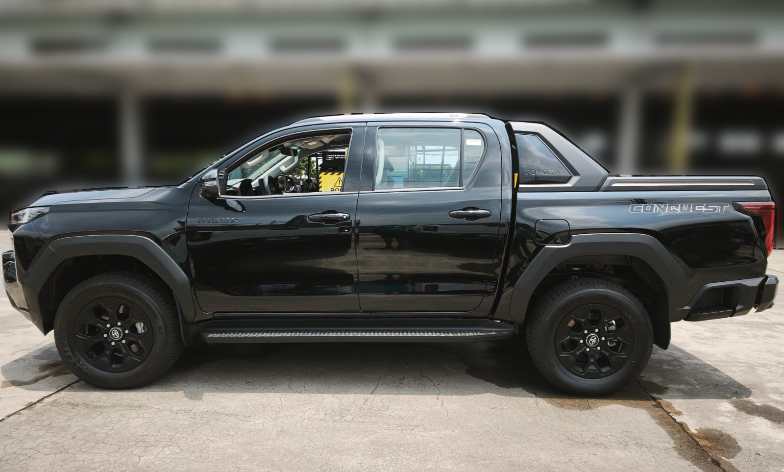 2026 TOYOTA HILUX DOUBLE CAB CONQUEST 2.8 4WD AT Black image 2