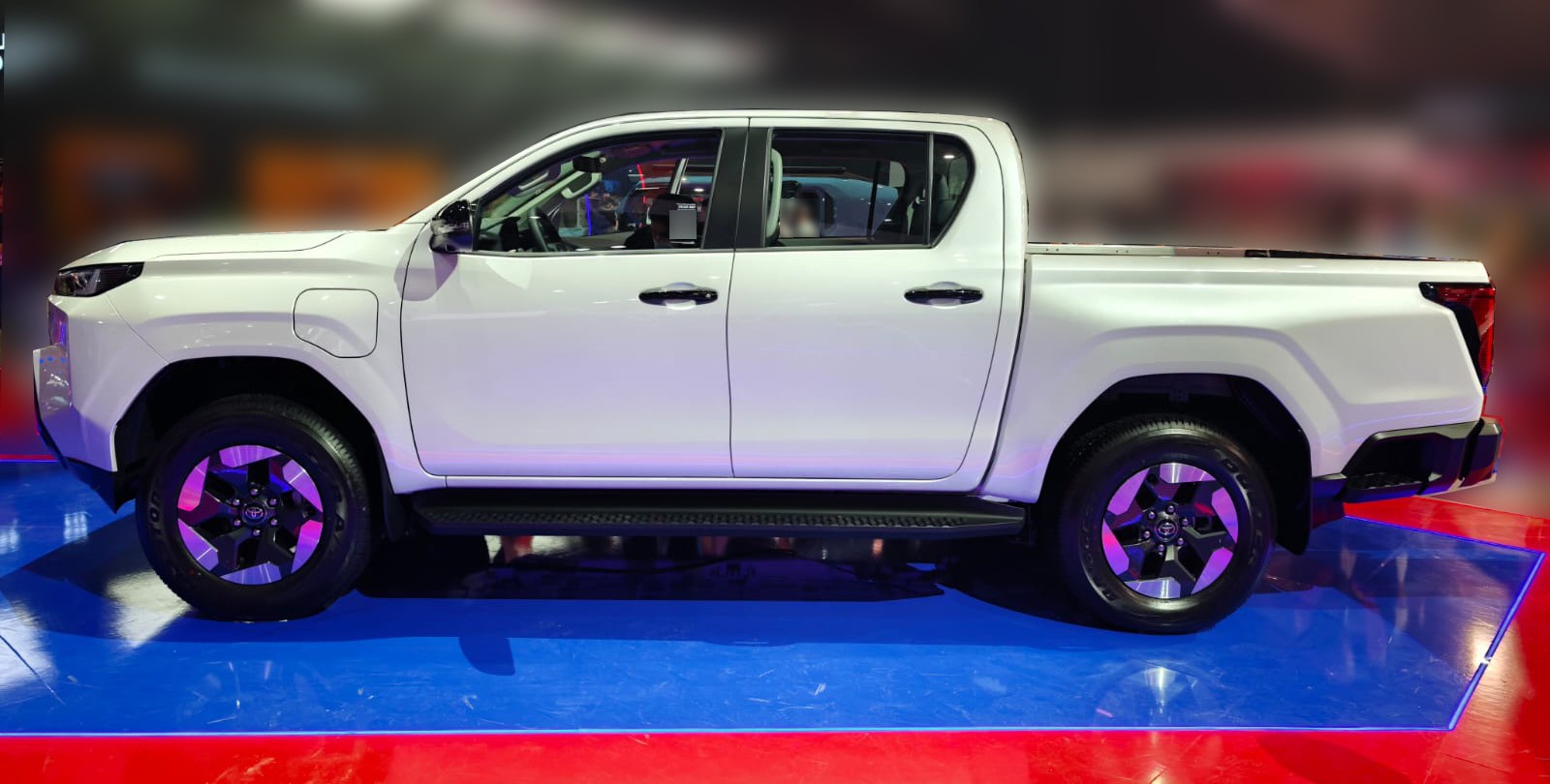 2027 TOYOTA HILUX DOUBLE CAB BEV 4WD AT White image 2