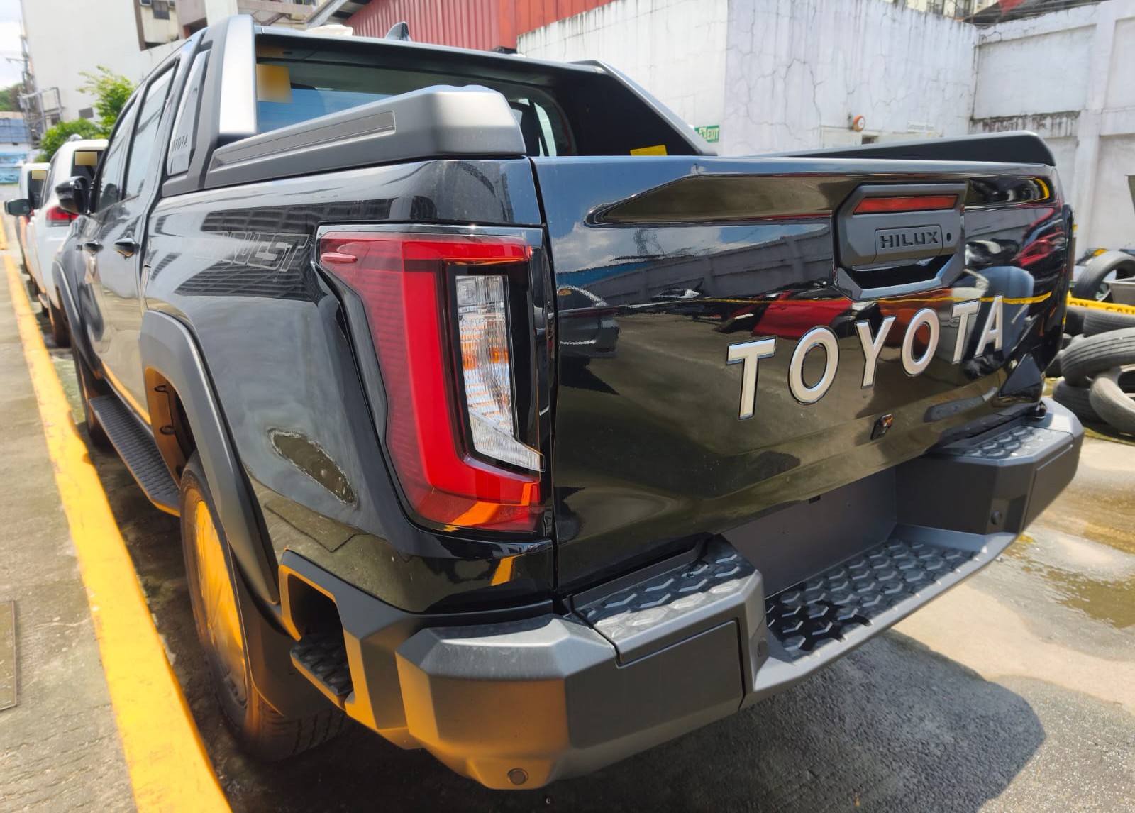 2026 TOYOTA HILUX DOUBLE CAB E 2.8 2WD AT Black image 3