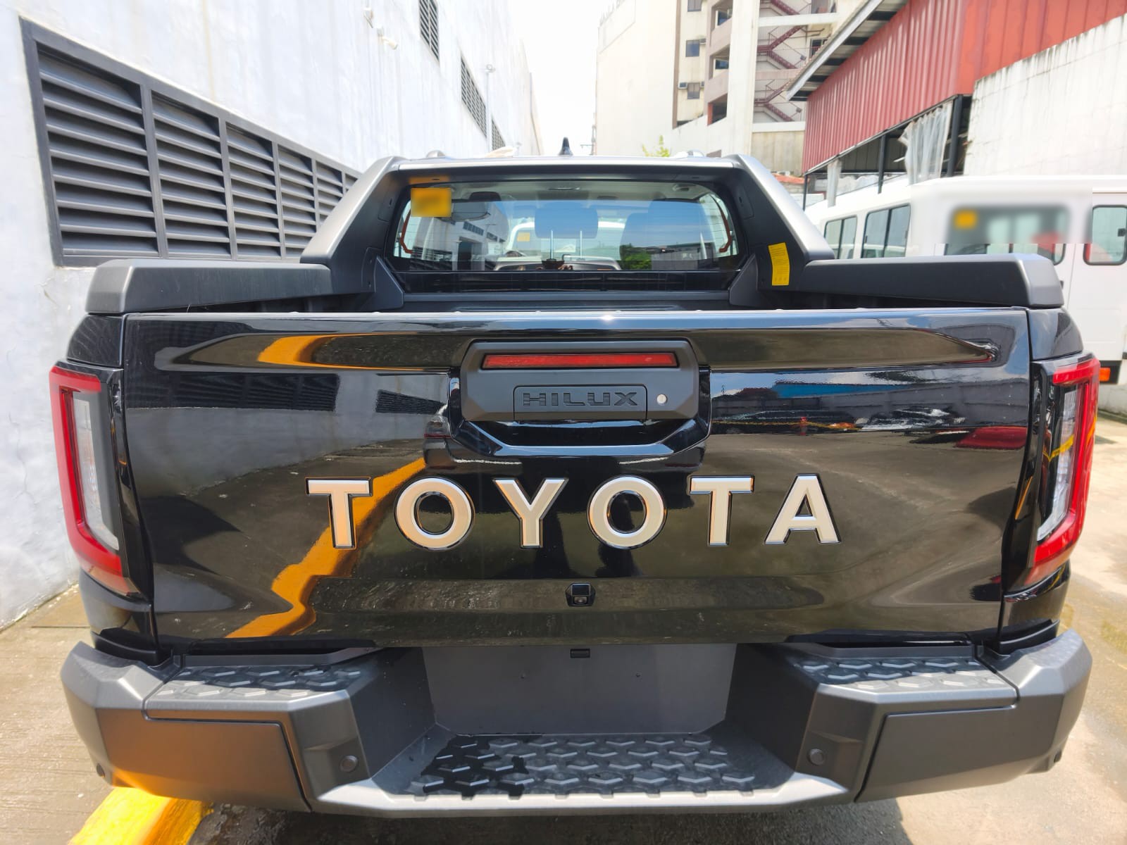 2026 TOYOTA HILUX DOUBLE CAB E 2.8 2WD AT Black image 4
