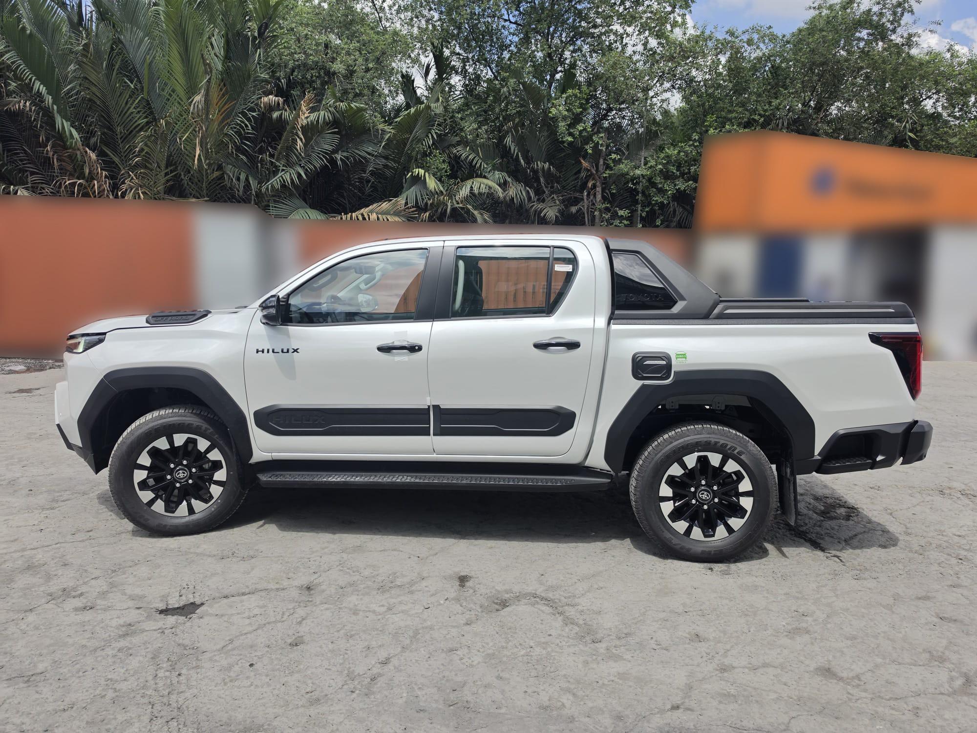 2026 TOYOTA HILUX DOUBLE CAB TRAILHUNTER 2.8 4WD AT White image 3