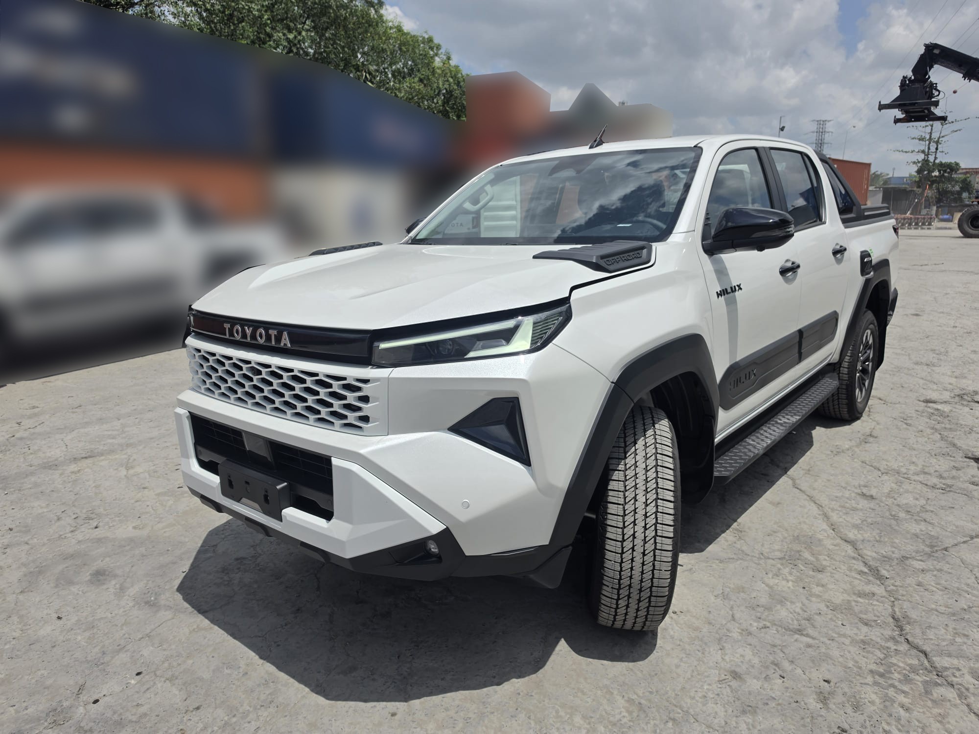 2026 TOYOTA HILUX DOUBLE CAB TRAILHUNTER 2.8 4WD AT White