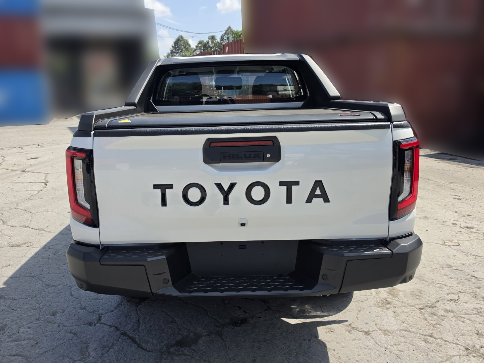 2026 TOYOTA HILUX DOUBLE CAB TRAILHUNTER 2.8 4WD AT White image 4