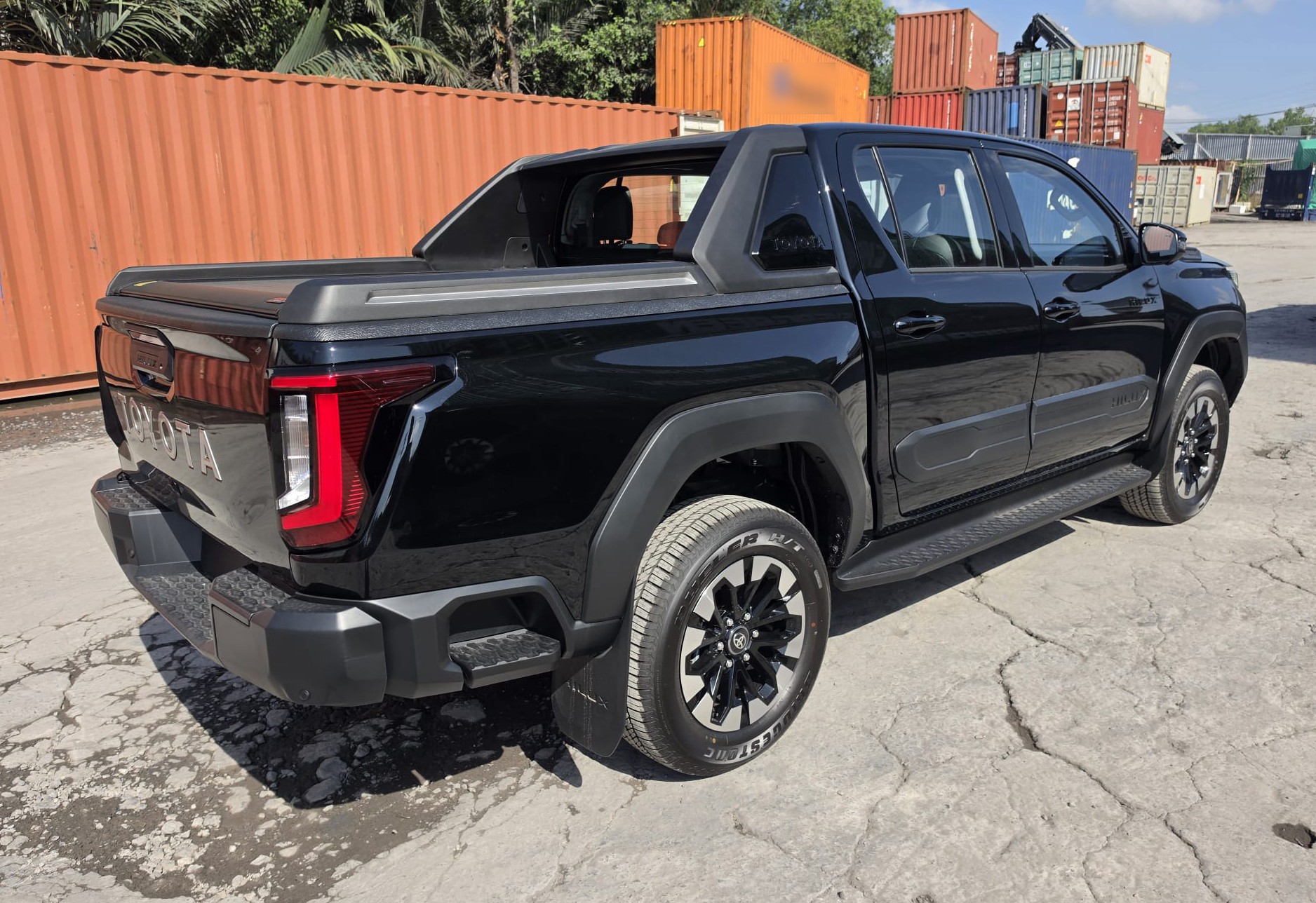 2026 TOYOTA HILUX DOUBLE CAB TRAILHUNTER 2.8 4WD AT Black image 5