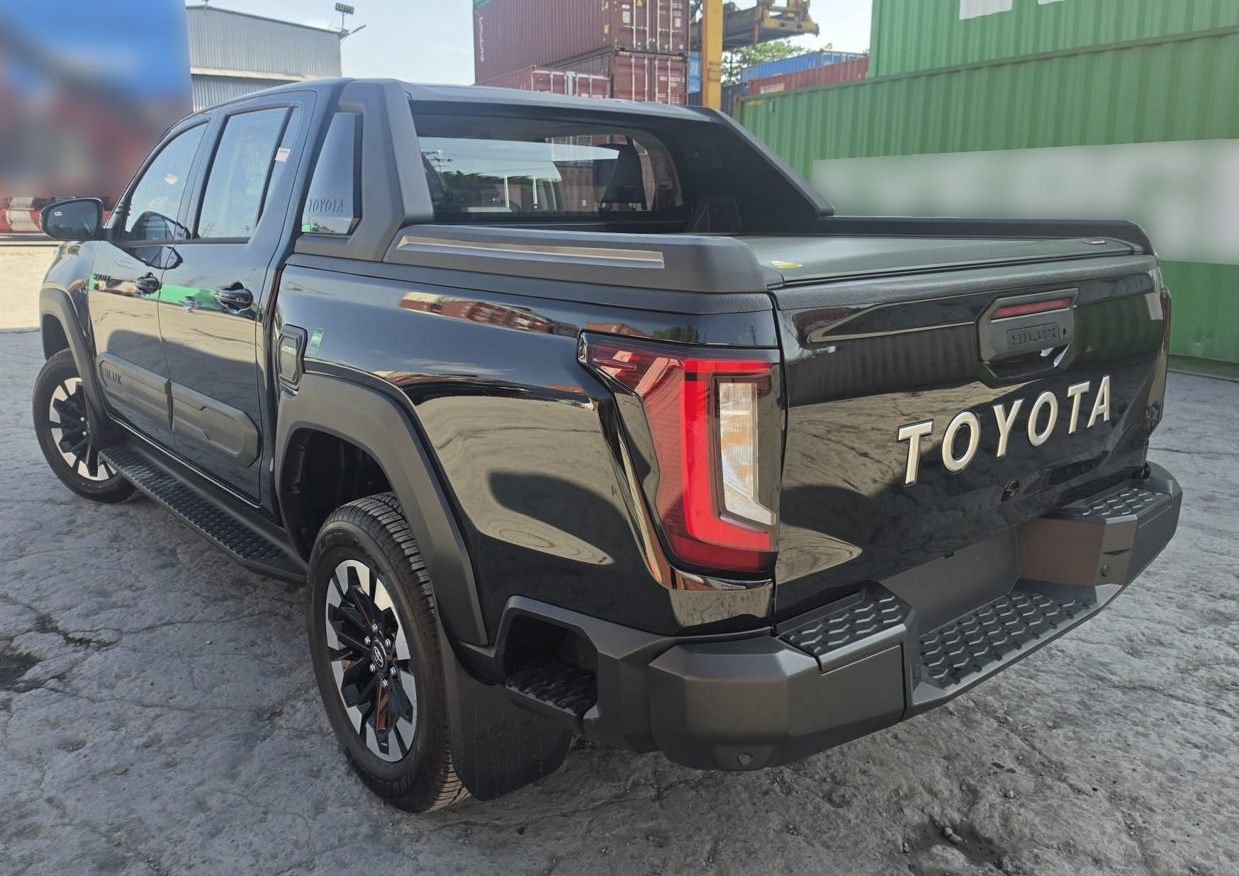2026 TOYOTA HILUX DOUBLE CAB TRAILHUNTER 2.8 4WD AT Black image 3