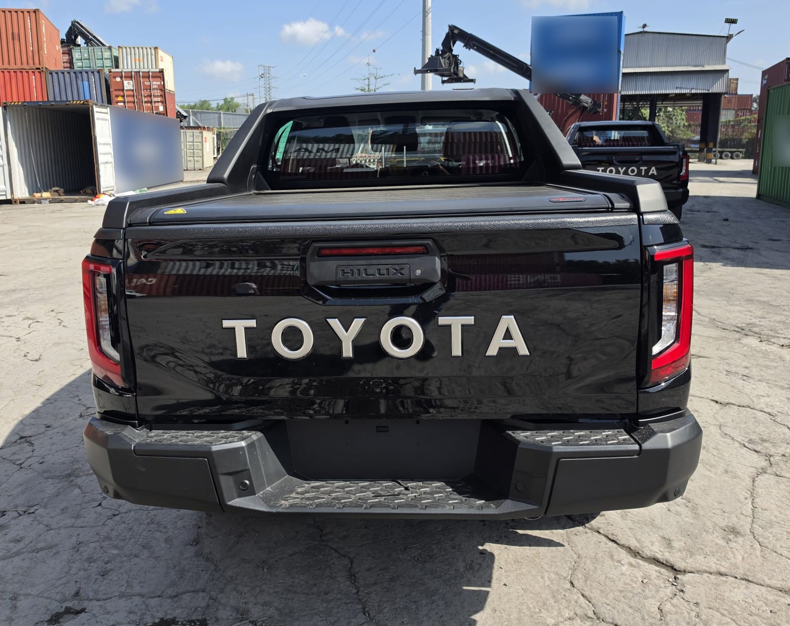 2026 TOYOTA HILUX DOUBLE CAB TRAILHUNTER 2.8 4WD AT Black image 4