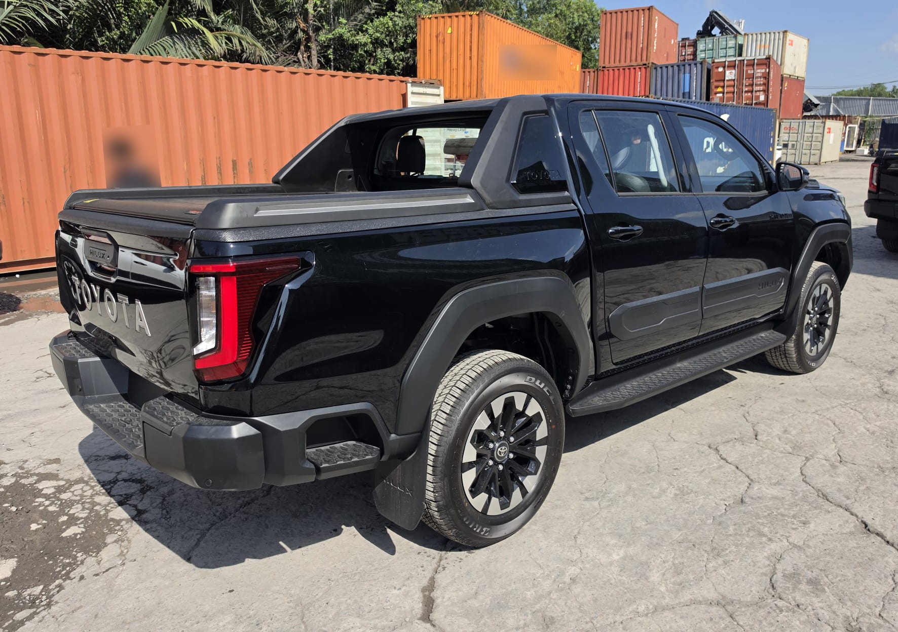 2026 TOYOTA HILUX DOUBLE CAB TRAILHUNTER 2.8 4WD AT Black image 5