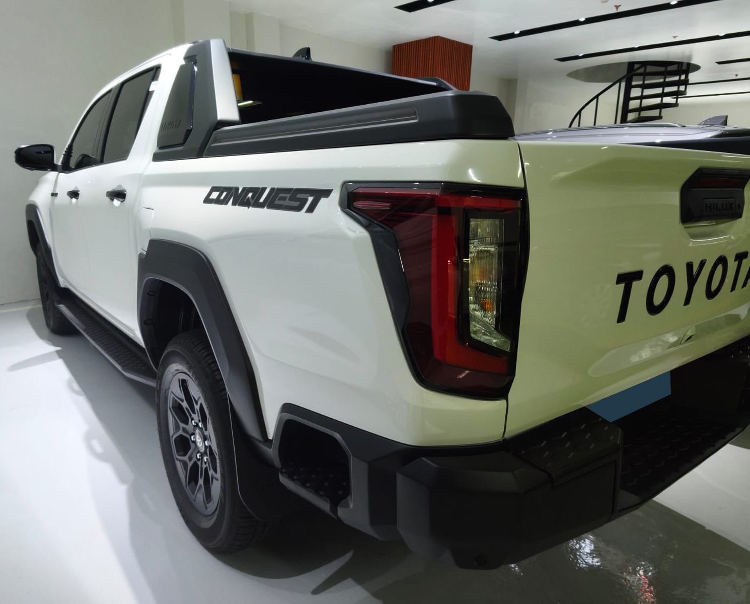 2026 TOYOTA HILUX DOUBLE CAB CONQUEST 2.8 4WD AT White image 2