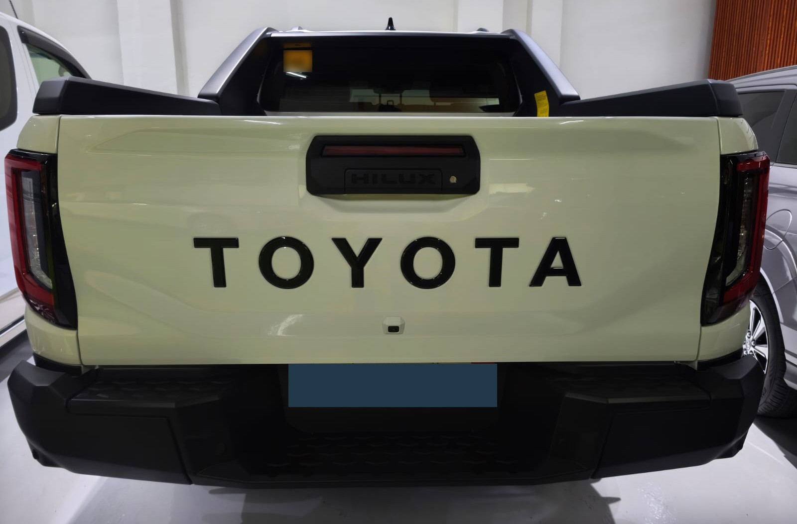 2026 TOYOTA HILUX DOUBLE CAB CONQUEST 2.8 4WD AT White image 4