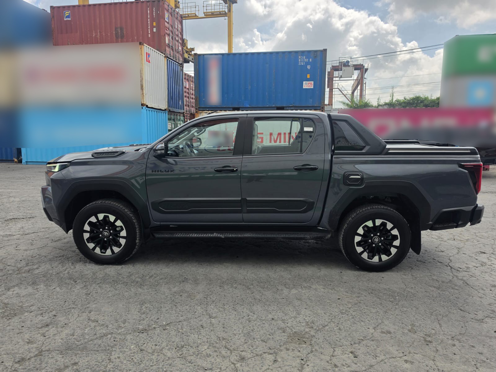 2026 TOYOTA HILUX DOUBLE CAB TRAILHUNTER 2.8 4WD AT Gray image 2