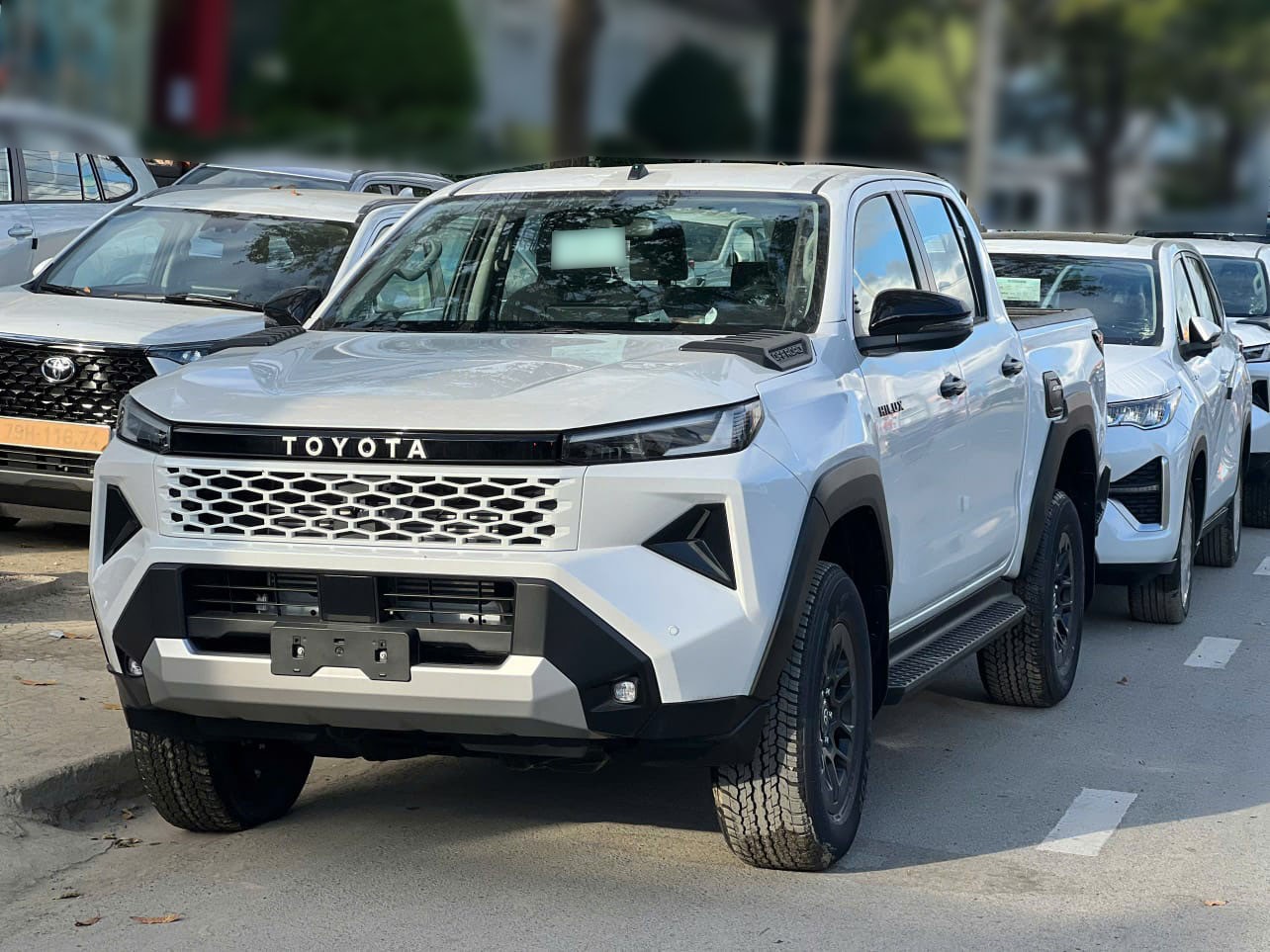 2027 TOYOTA HILUX DOUBLE CAB PRO 2.8 2WD AT White
