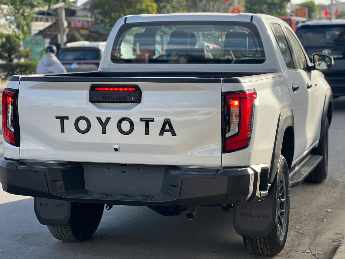 2027 TOYOTA HILUX DOUBLE CAB PRO 2.8 2WD AT White image 2