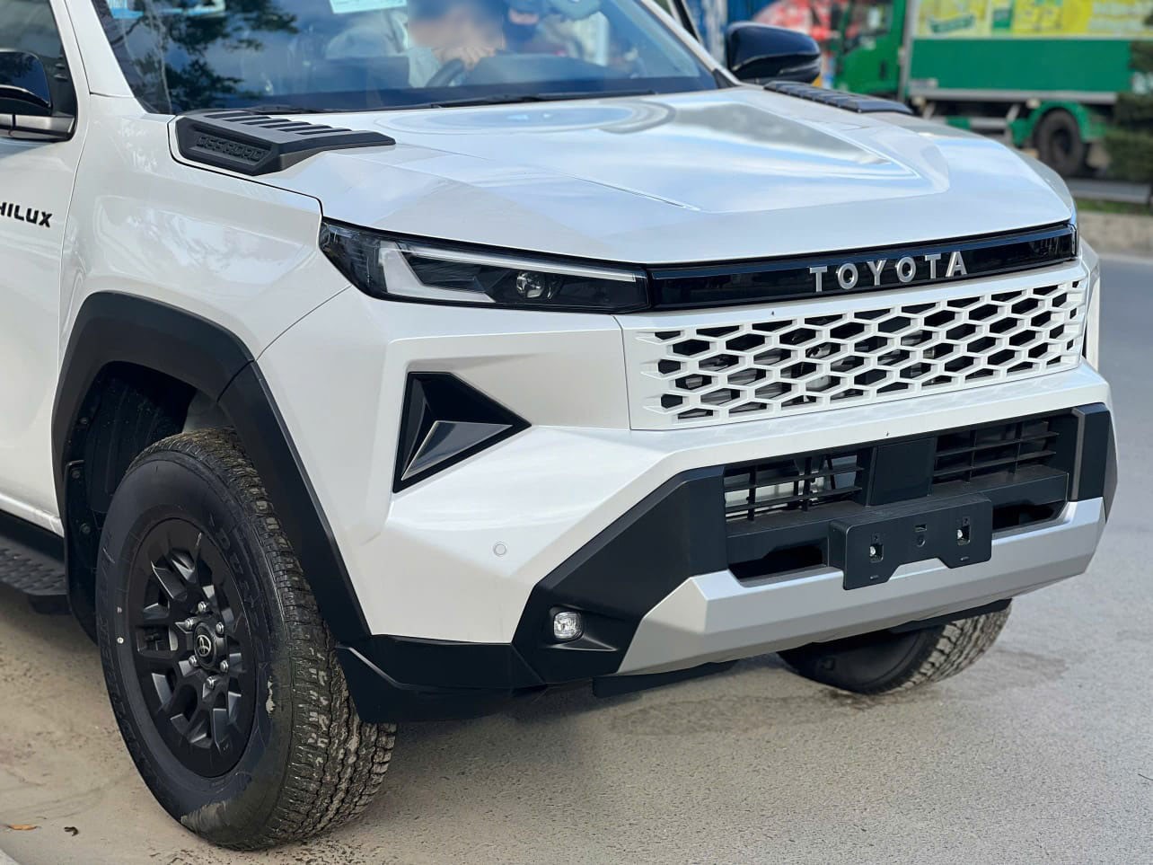 2027 TOYOTA HILUX DOUBLE CAB PRO 2.8 2WD AT White image 5
