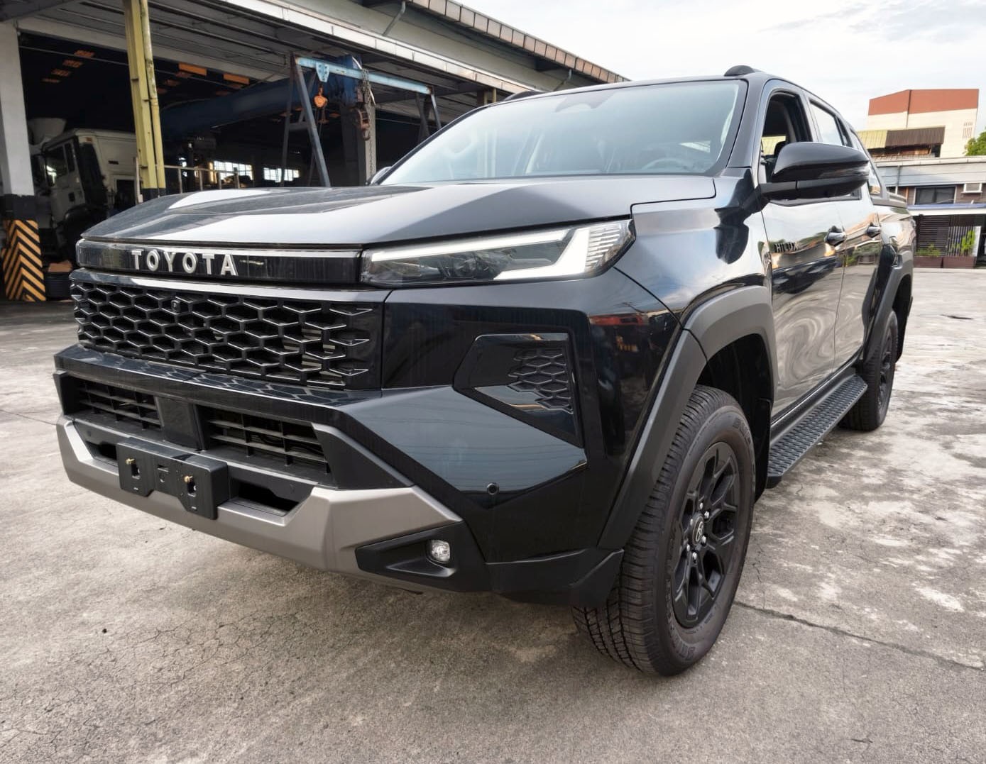 2026 TOYOTA HILUX DOUBLE CAB CONQUEST 2.8 4WD AT Black