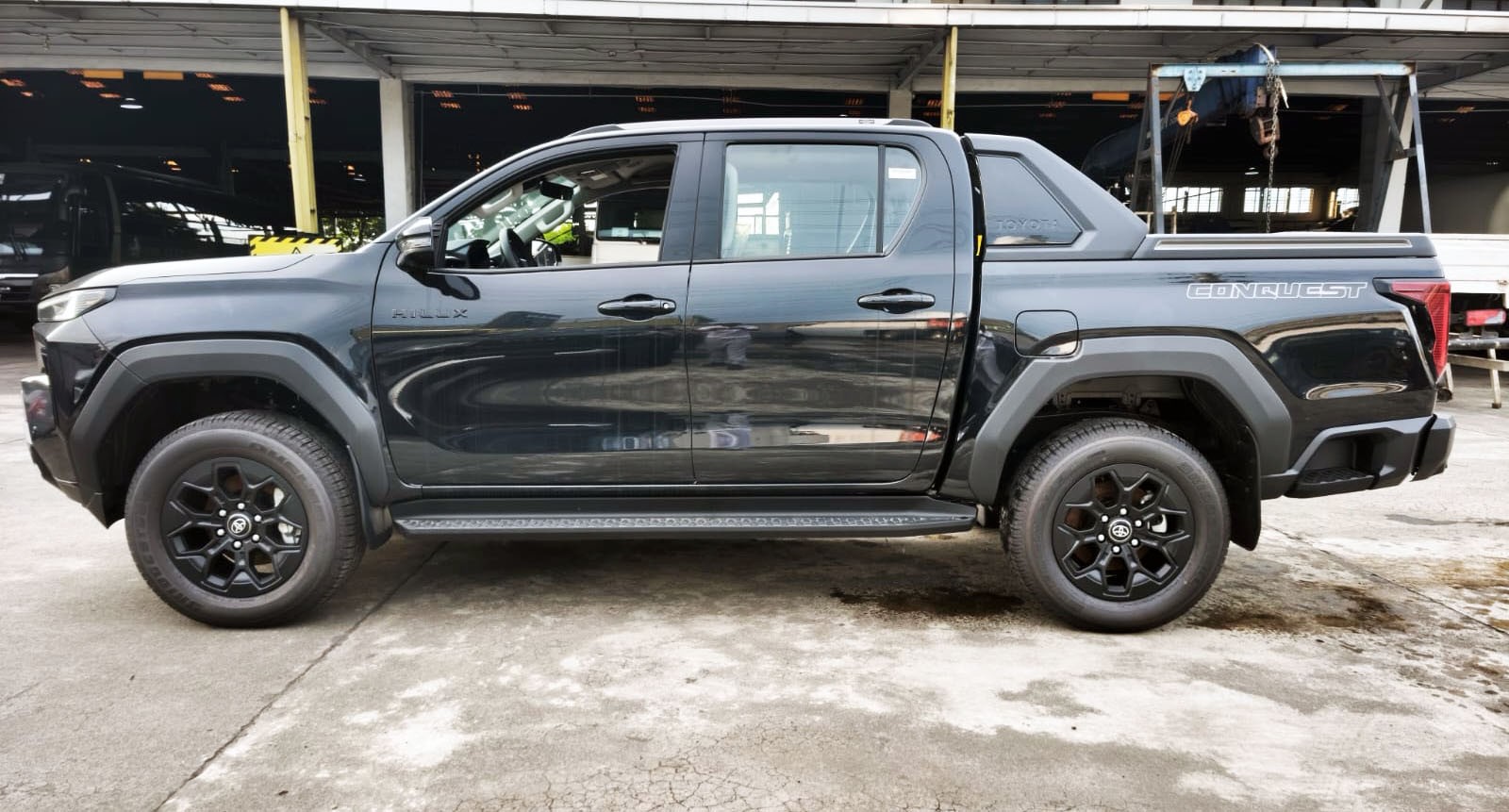 2026 TOYOTA HILUX DOUBLE CAB CONQUEST 2.8 4WD AT Black image 2