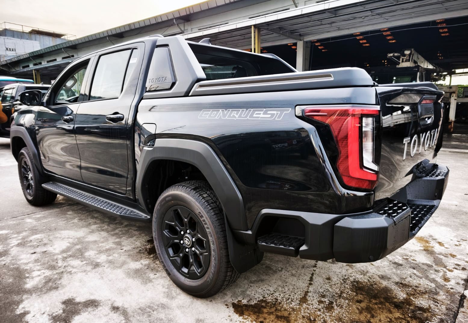 2026 TOYOTA HILUX DOUBLE CAB CONQUEST 2.8 4WD AT Black image 3