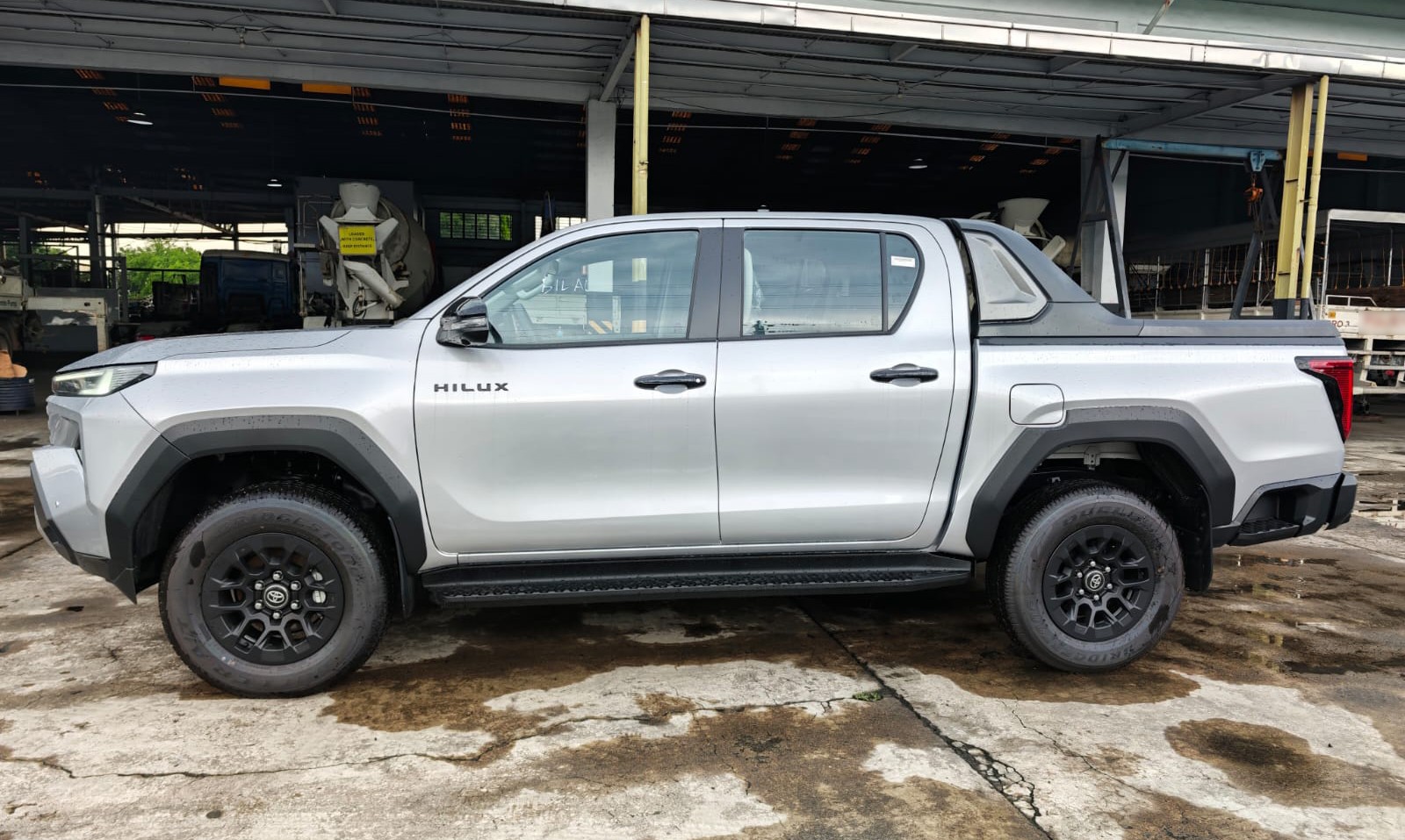 2026 TOYOTA HILUX DOUBLE CAB E 2.8 4WD MT Silver image 2