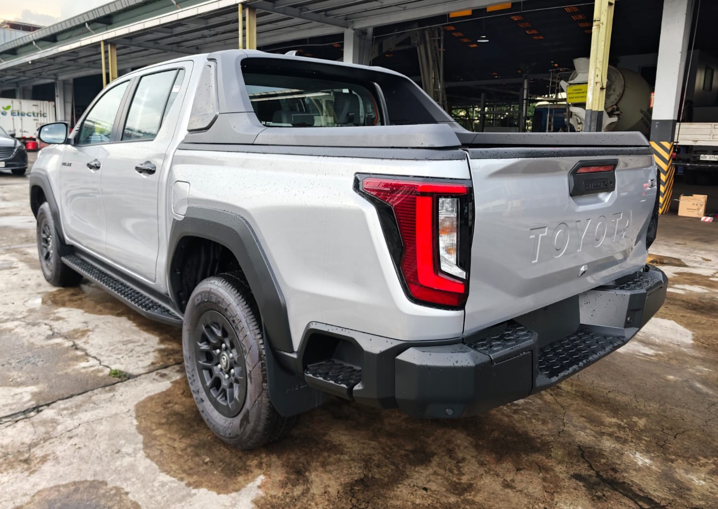 2026 TOYOTA HILUX DOUBLE CAB E 2.8 4WD MT Silver image 3