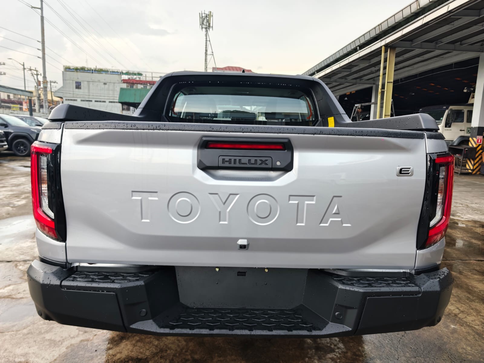 2026 TOYOTA HILUX DOUBLE CAB E 2.8 4WD MT Silver image 4