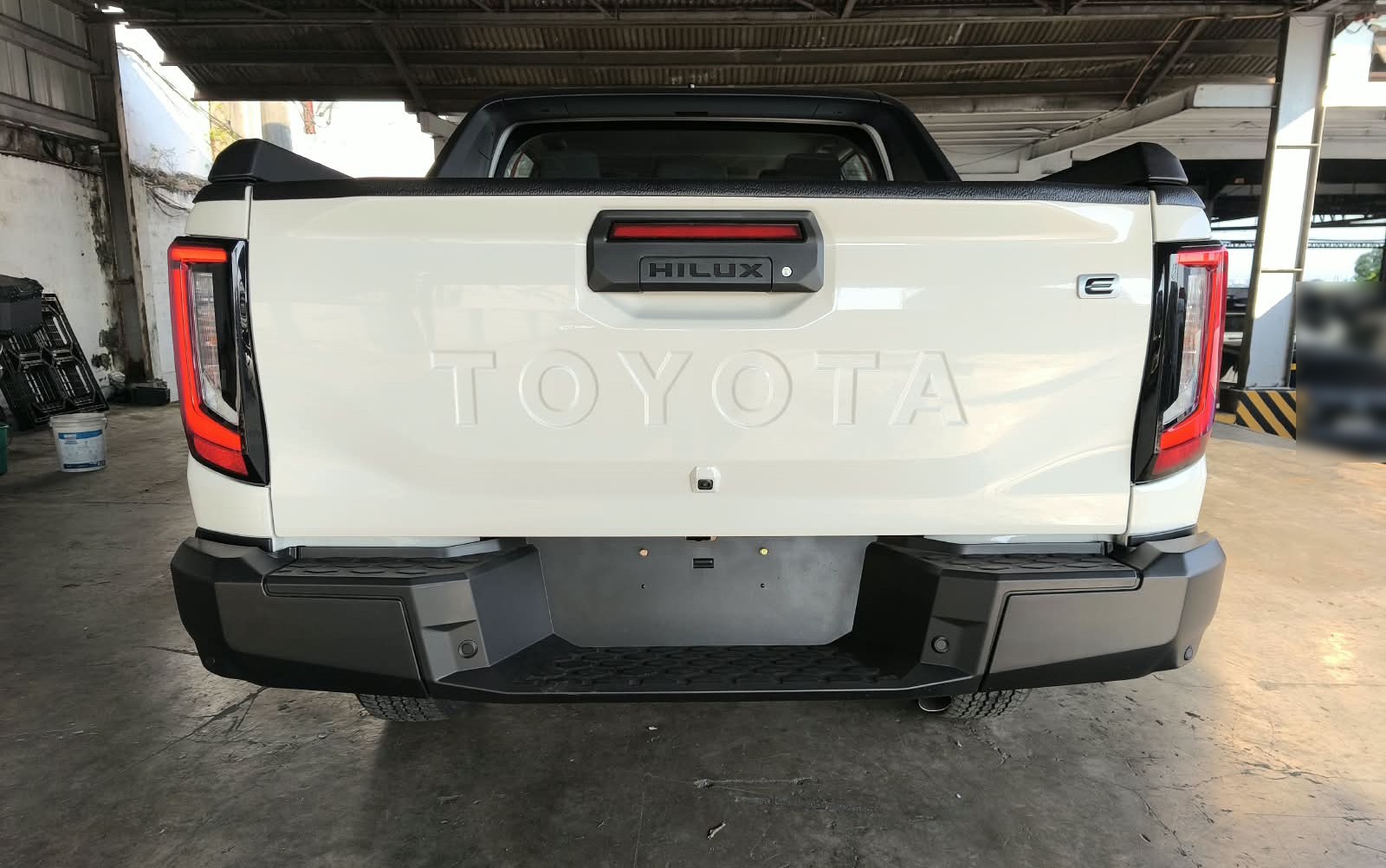 2026 TOYOTA HILUX DOUBLE CAB E 2.8 4WD MT White image 4