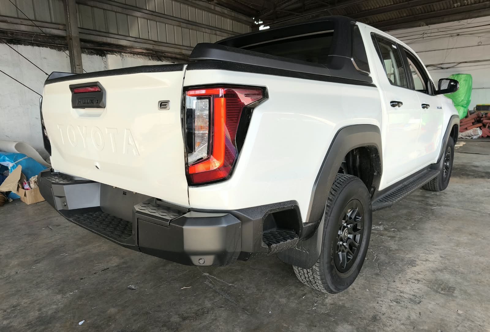2026 TOYOTA HILUX DOUBLE CAB E 2.8 4WD MT White image 5