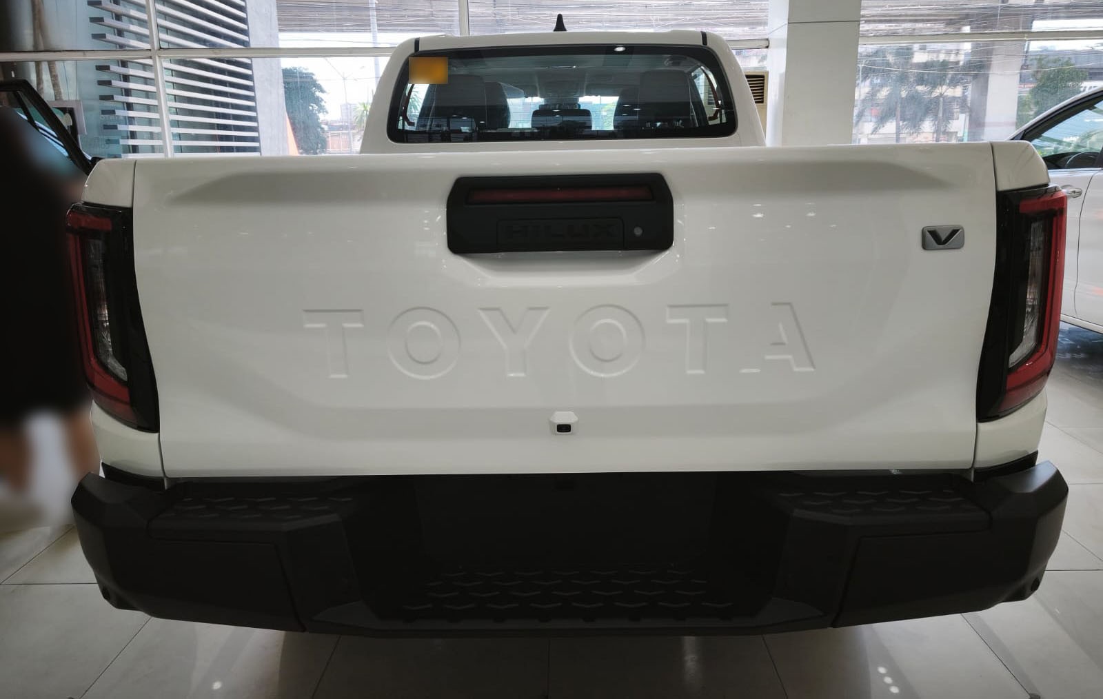 2026 TOYOTA HILUX DOUBLE CAB V 2.8 4WD MT White image 5