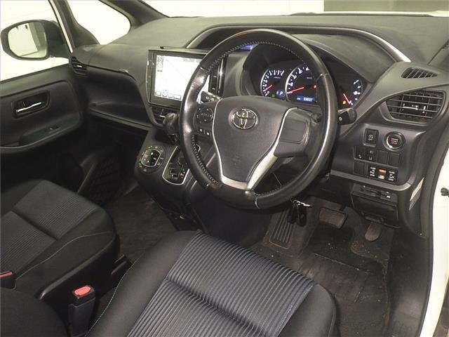 Toyota Voxy 2016 White image 3