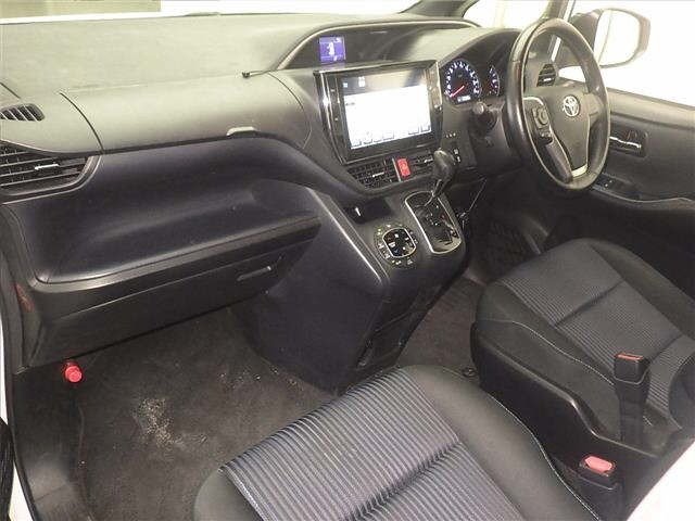 Toyota Voxy 2016 White image 4