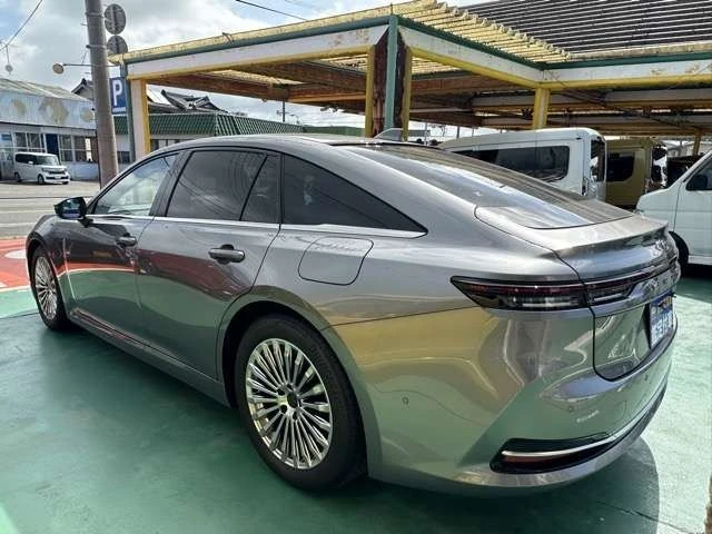 Toyota Crown 2.5 Z Silver image 5