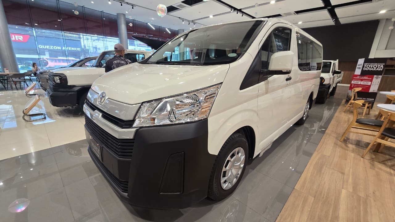 2027 TOYOTA HIACE VAN COMMUTER DELUXE 2.8 2WD MT White