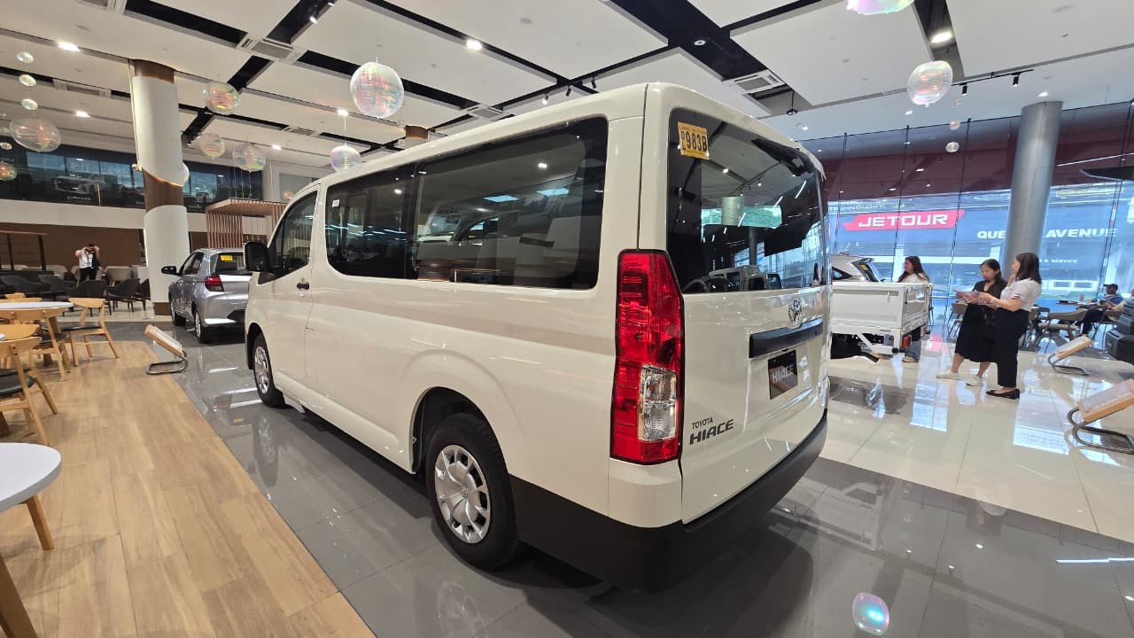2027 TOYOTA HIACE VAN COMMUTER DELUXE 2.8 2WD MT White image 3