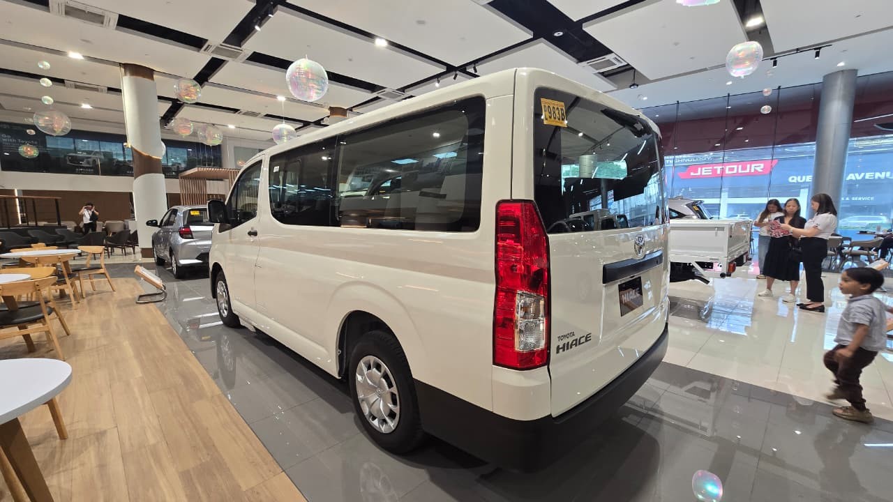 2027 TOYOTA HIACE VAN COMMUTER DELUXE 2.8 2WD MT White image 4