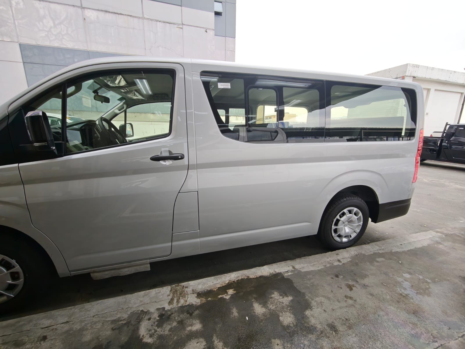 2027 TOYOTA HIACE VAN COMMUTER DELUXE 2.8 2WD MT White image 2