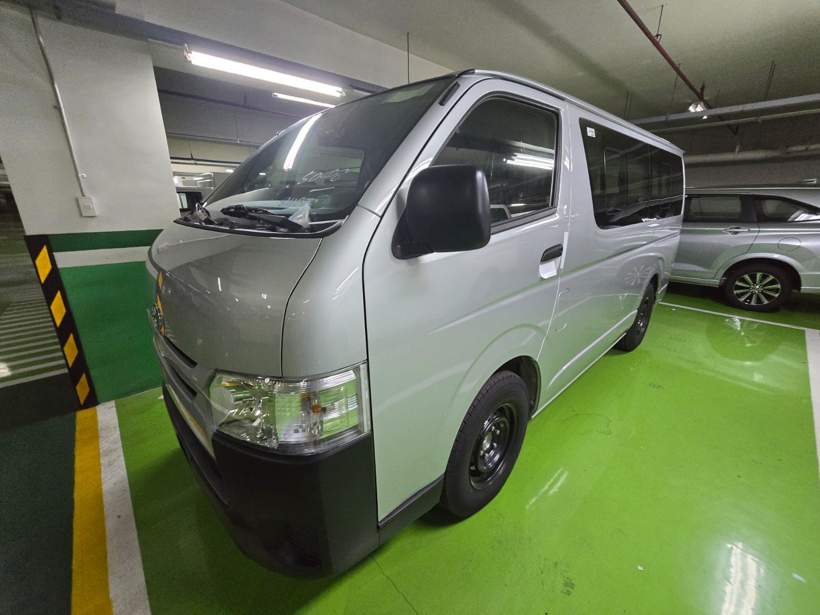 2027 TOYOTA HIACE VAN COMMUTER 3.0 2WD MT Silver image 2
