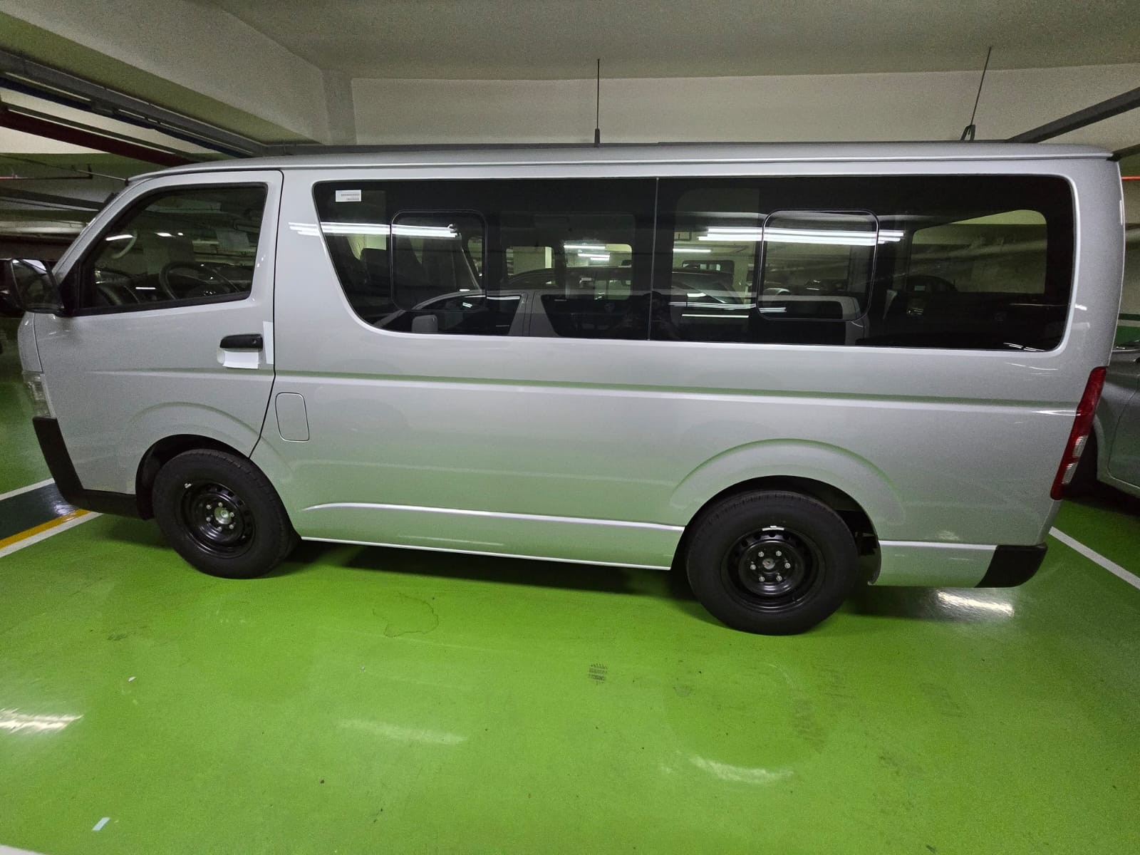 2027 TOYOTA HIACE VAN COMMUTER 3.0 2WD MT Silver image 3