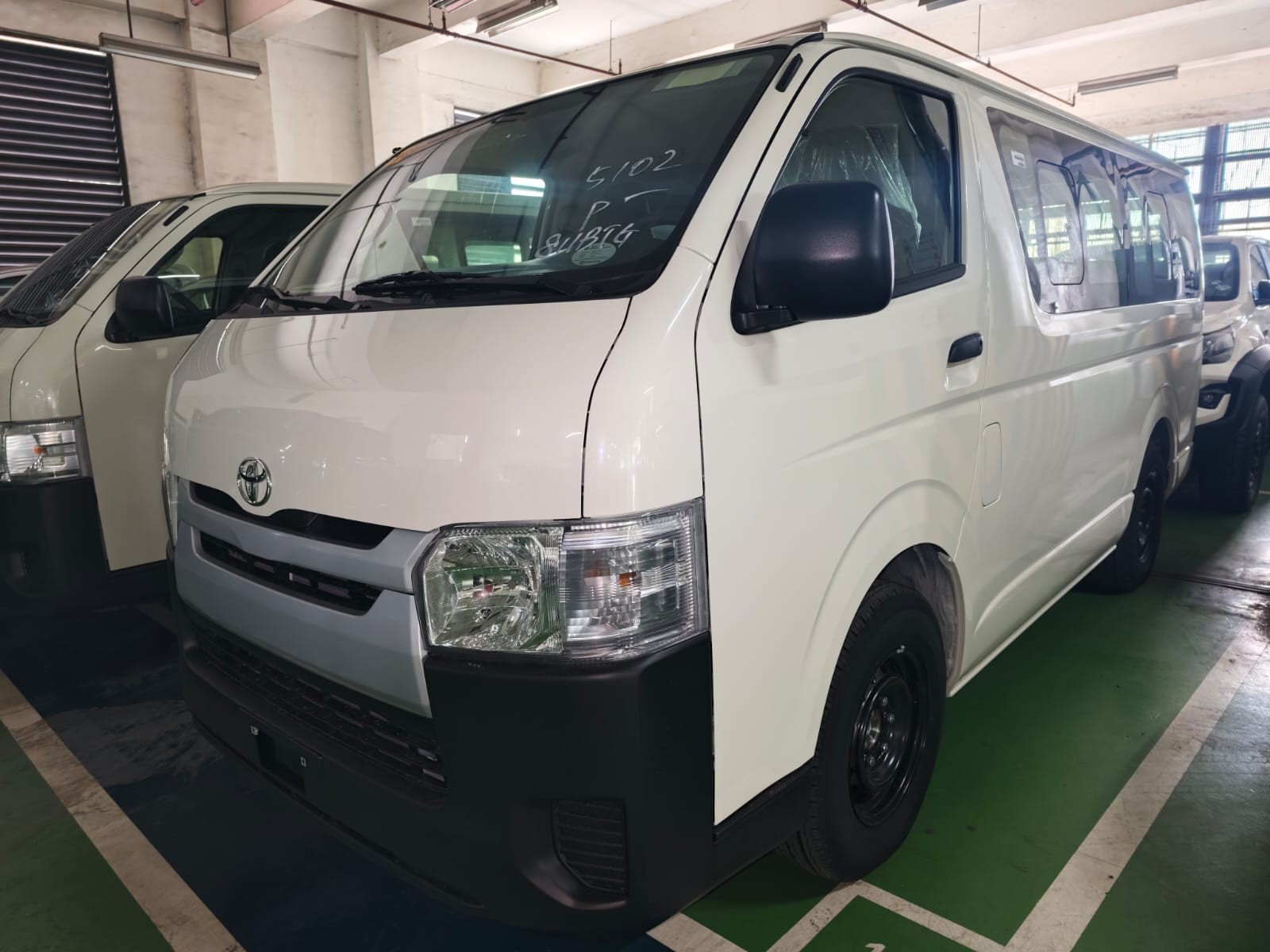 2027 TOYOTA HIACE VAN COMMUTER 3.0 2WD MT White