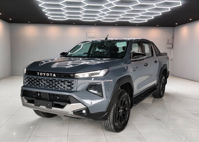 2026 TOYOTA HILUX TRAVO OVERLAND 2.8 2WD AT Gray