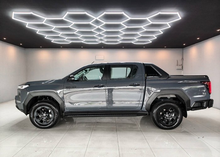2026 TOYOTA HILUX TRAVO OVERLAND 2.8 2WD AT Gray image 2