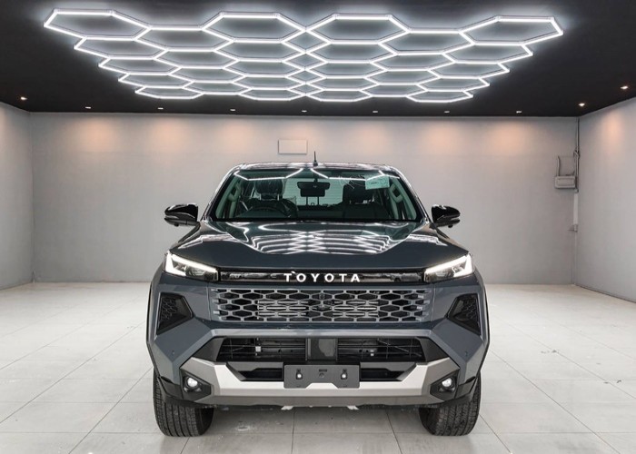 2026 TOYOTA HILUX TRAVO OVERLAND 2.8 2WD AT Gray image 3