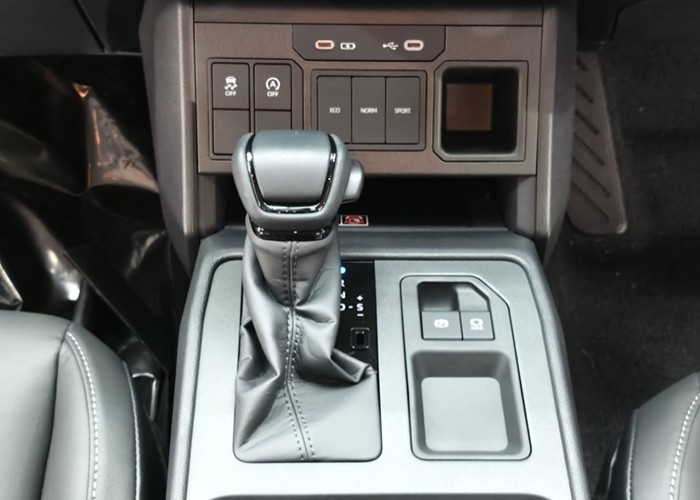 2026 TOYOTA HILUX TRAVO OVERLAND 2.8 2WD AT Gray image 8