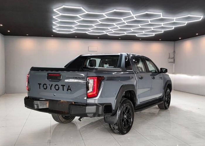 2026 TOYOTA HILUX TRAVO OVERLAND 2.8 2WD AT Gray image 14