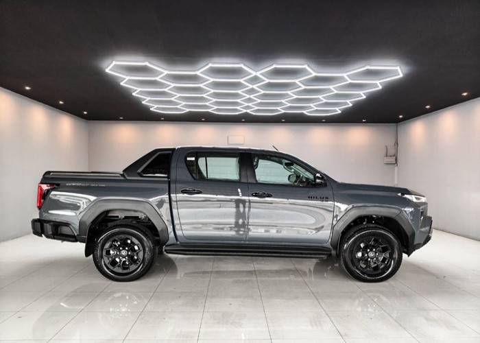 2026 TOYOTA HILUX TRAVO OVERLAND 2.8 2WD AT Gray image 15