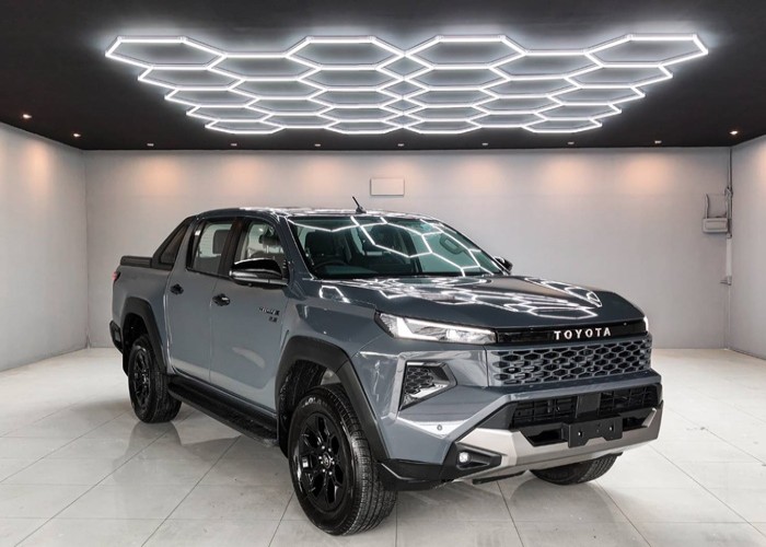 2026 TOYOTA HILUX TRAVO OVERLAND 2.8 2WD AT Gray image 16